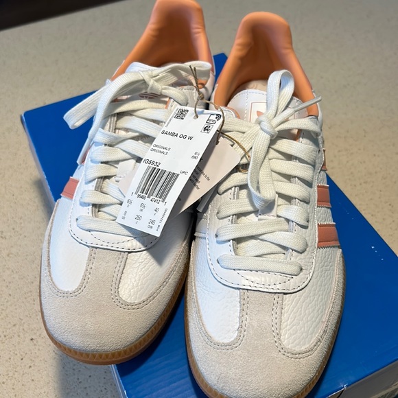 Shoes - NWT addidas samba women’s size 8